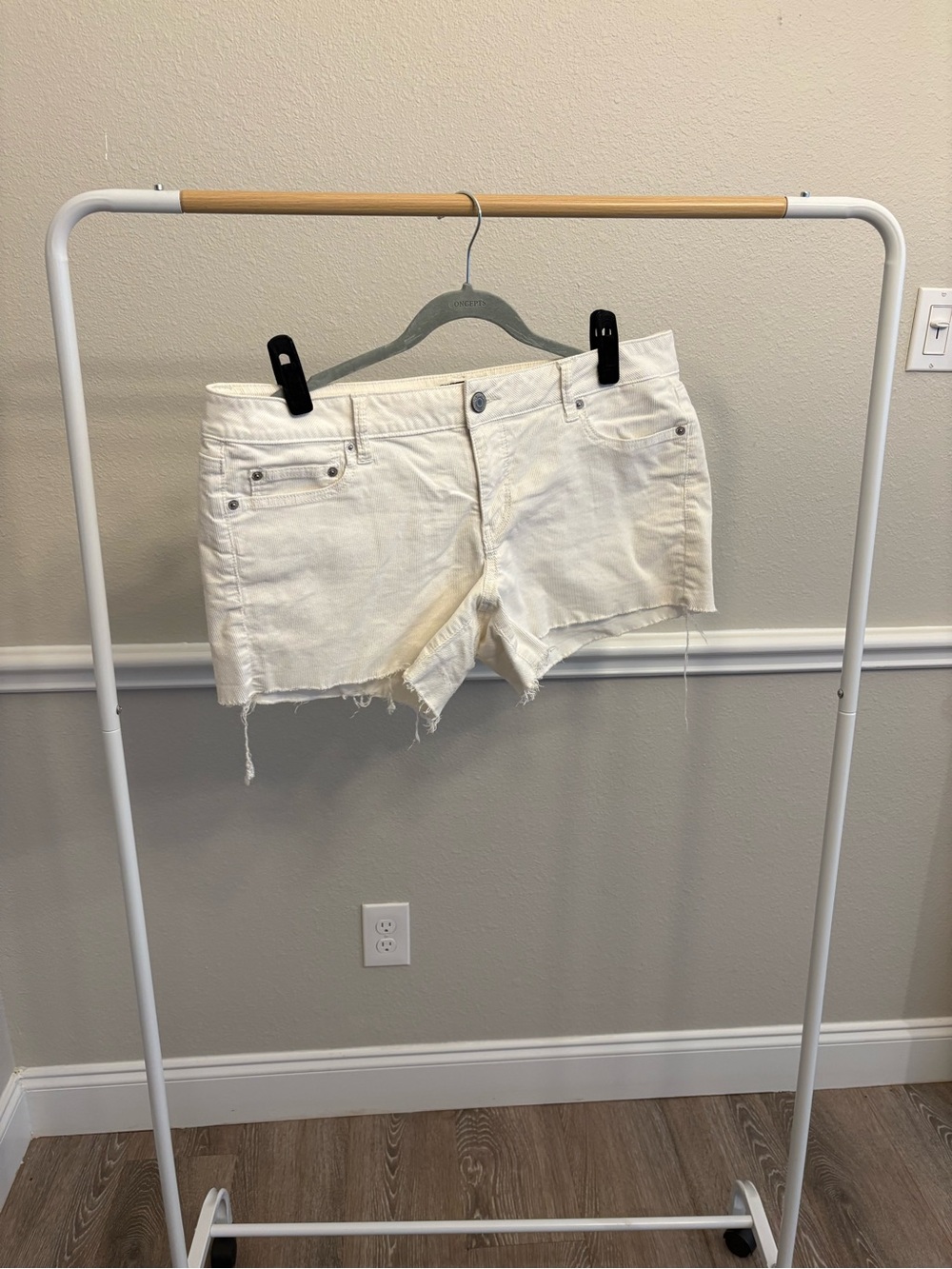 American Eagle Outfitters Size 18 White Cutoff Shorts